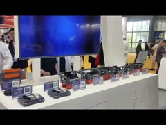 साइबर-एमआई उद्योग के लिए वायरलेस रिमोट कंट्रोल दिखाने के लिए मशीनरी प्रदर्शनी में भाग लेता है